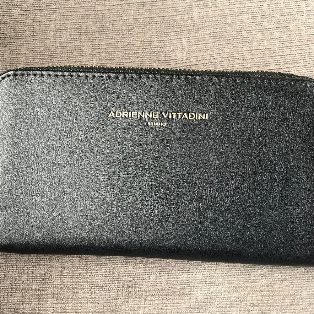 CUTE WALLET THAT CHARGES YOUR IPHONE OR ANDROID